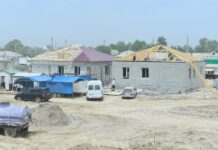 Мактаарал: В новых домах штукатурят стены и кроют крыши стройка