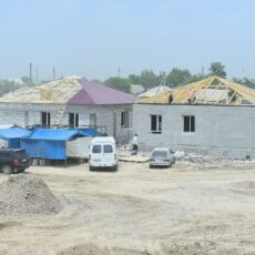 Мактаарал: В новых домах штукатурят стены и кроют крыши стройка