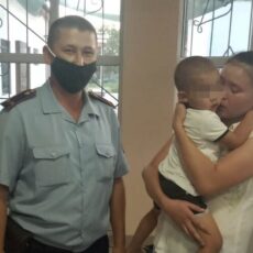 Потерявшегося 3-летнего мальчика вернули родителям в Сарыагаше полиция