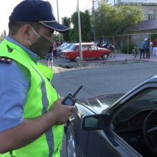 Полиция выявляет нарушителей карантинных мер в Шымкенте полиция