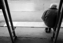 Пропавшего акмолинца, страдающего потерей памяти, нашли в Туркестане мужчина