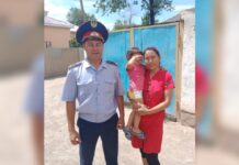 2-летнюю девочку, потерявшуюся на рынке, нашли полицейские Арыси потерялся ребенок