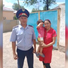 2-летнюю девочку, потерявшуюся на рынке, нашли полицейские Арыси потерялся ребенок