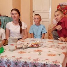 Жители Келесского района подарили дом мужчине, который один воспитывает трех детей дом, папа-одиночка