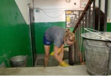 Обращение работницы коммунальной службы к жителям шымкентской многоэтажки