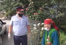 Долгожительница благословила шымкентских полицейских полиция