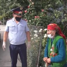 Долгожительница благословила шымкентских полицейских полиция