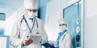 112 медработникам назначена единовременная выплата в связи с заражением COVID-19 врач