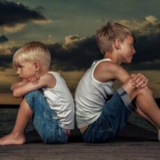Почему у одних и тех же родителей, порой, рождаются совершенно непохожие друг на друга дети? братья