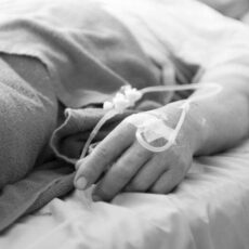 Врачи сообщили о смерти 7-летней девочки, пострадавшей в пожаре в селе Алгабас капельница