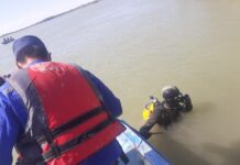 Работа спасателей: Мужчину искали в воде, а он спал на берегу реки спасатели