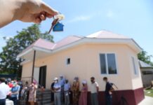 Пять семей массива Елтай получили ключи от домов ключи дом