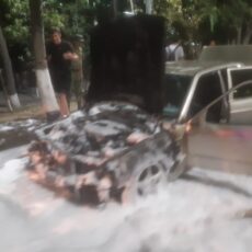 В Шымкенте в центре города загорелся легковой автомобиль пожар автомобиль