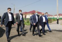 Глава государства осмотрел новый микрорайон в поселке Мырзакент Токаев