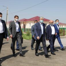 Глава государства осмотрел новый микрорайон в поселке Мырзакент Токаев