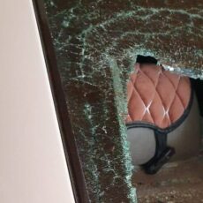 В Туркестанской области полицейские задержали женщину, разбившую стекла чужого авто повреждение машины