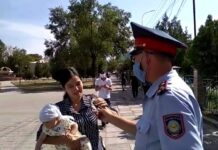 Полицейские Туркестанской области раздали маски местным жителям маска