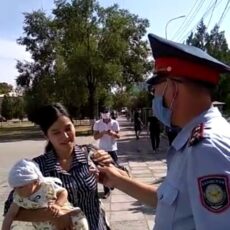 Полицейские Туркестанской области раздали маски местным жителям маска
