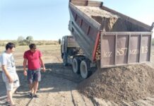 В Туркестанской области полицейские заставили копателей вернуть песок на место добыча песка