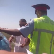 Полицейские Туркестанской области задержали водителей, пытавшихся подкупить стражей порядка нарушитель