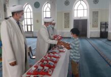 Имамы и спонсоры подарили жетысайским школьникам 47 планшетов имам планшет