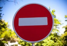 На участке улицы Адырбекова будет ограничено движение транспорта стоп