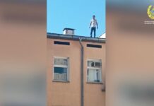 В Туркестанской области участковые сняли мужчину с крыши школы мужчина на крыше