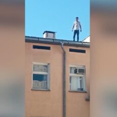 В Туркестанской области участковые сняли мужчину с крыши школы мужчина на крыше
