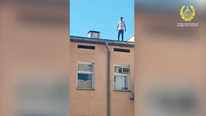 мужчина на крыше