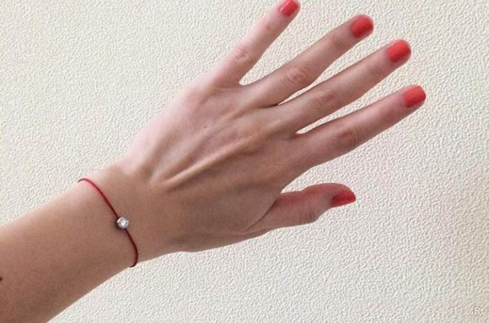 Красная нить: на какой руке нужно носить для защиты