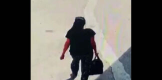 Женщина украла деньги и телефон у своей соседки кража