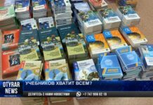 Школьникам Шымкента начали выдавать учебники