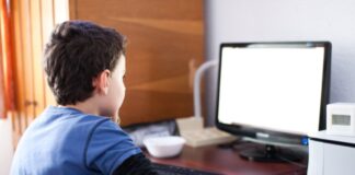 COVID-19 среди школьников: В стране было зафиксировано 138 случаев школьник за компьютером
