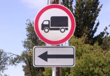 В Шымкенте знак, запрещающий проезд грузовикам в промзону, демонтировали