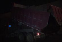 В Шымкенте самосвал ударился поднятым кузовом в тоннель на Колосе