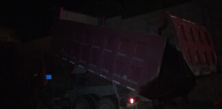 В Шымкенте самосвал ударился поднятым кузовом в тоннель на Колосе