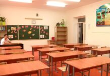 Фейк: «Ученице одной из школ Казахстана тайно сделали прививку в туалете» вакцина