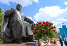 Житель Шымкента в день рождения Абая Кунанбаева возил людей бесплатно Абай Кунанбаев