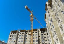 В Шымкенте обновляют фасады домов дом стройка