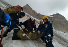 Усилиями спасателей и альпинистов тело погибшей туристки достали из расщелины ледник спасатели