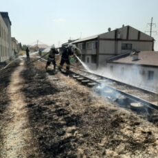 В микрорайоне Нурсат горели шпалы детской железной дороги