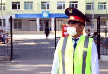 Полицейские Шымкента дежурят возле школ в три смены полиция школа