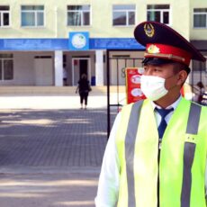 Полицейские Шымкента дежурят возле школ в три смены полиция школа