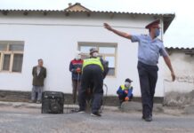 На улицах Туркестана стражи порядка демонтируют незаконно установленные дорожные барьеры лежачий полицейский