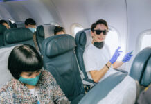 Минздрав предложил сократить авиасообщения с рядом стран самолет