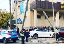 В Шымкенте автомойщик угнал машину и разбил ее ДТП