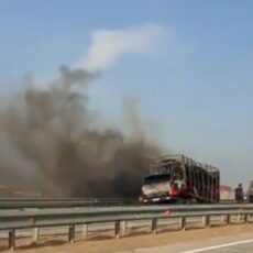 В Туркестане на трассе сгорел «Камаз» с хлопком пожар