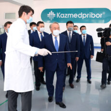 Елбасы ознакомился с деятельностью TOO «Казмедприбор» Елбасы