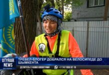 Велопутешественник с флагом Казахстана совершает трип по стране