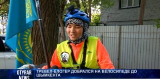 Велопутешественник с флагом Казахстана совершает трип по стране